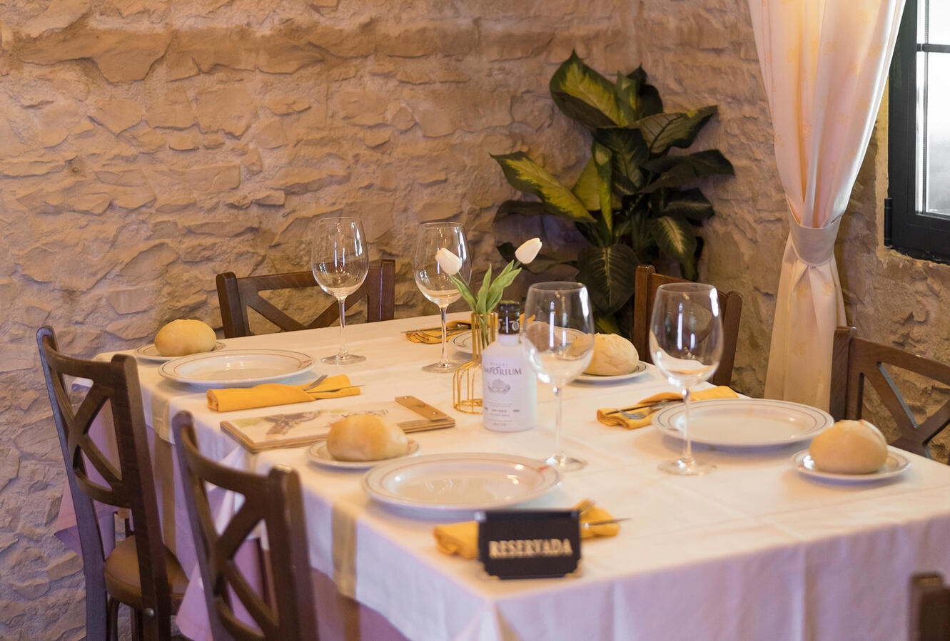 Mesa puesta en el asador El Yate