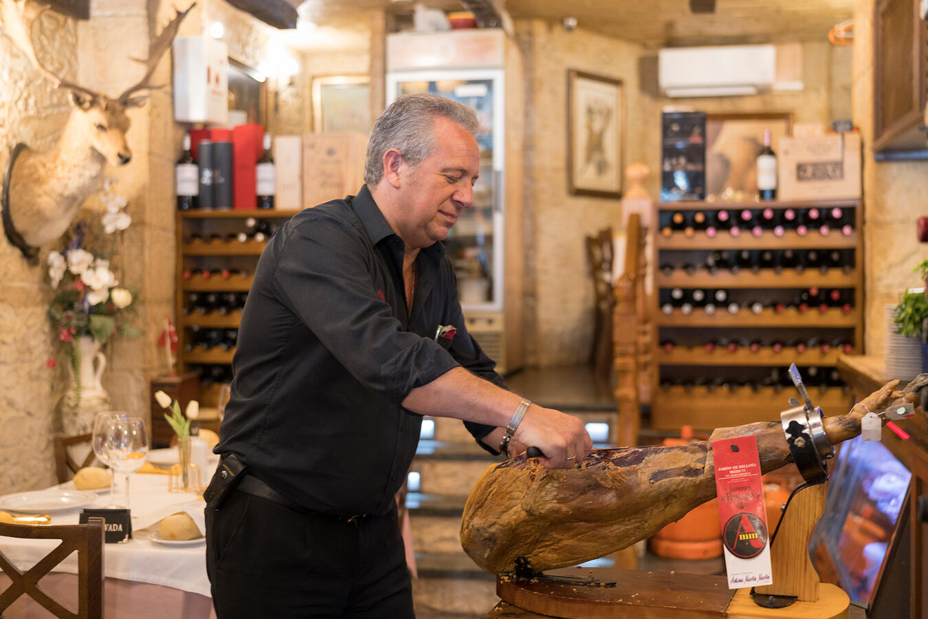 Profesional cortando jamón